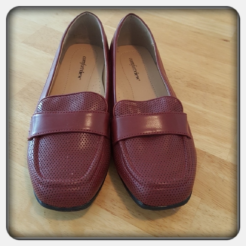 Woman's Red Flats Size 10M - Picture 2 of 6